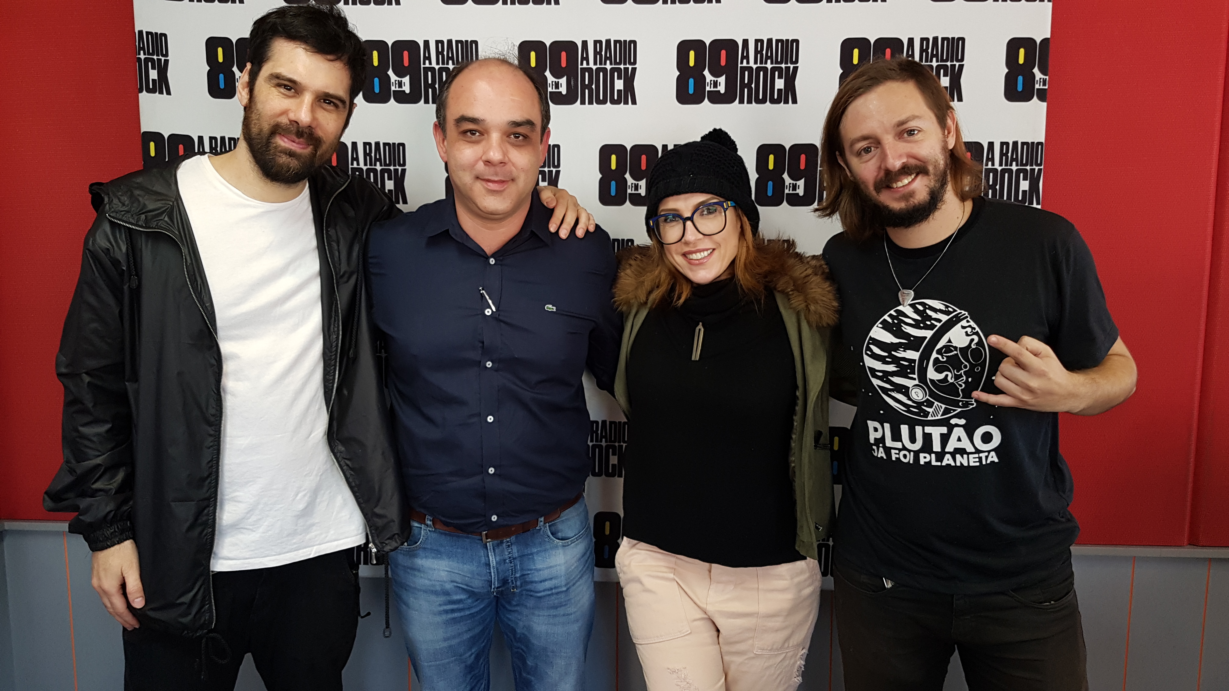 Foto colorida posada com Dan, Roberto Arantes, Luka e Felipe Faget